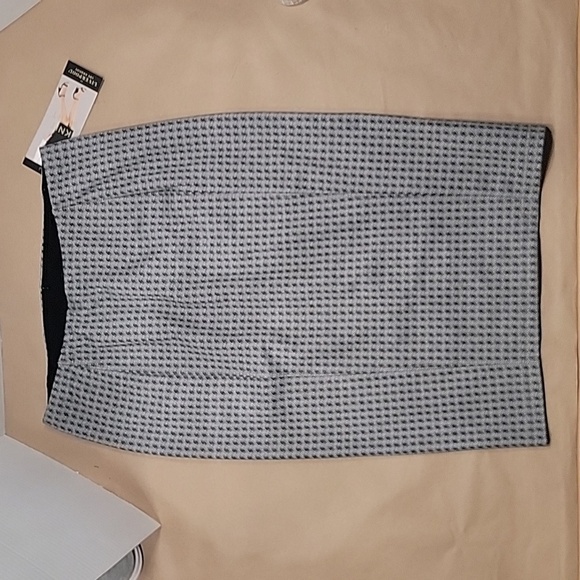 Liverpool, NWT, Size 0, "Bia" Gray & White Geometric Patterned Knit Pencil Skirt - Picture 1 of 5